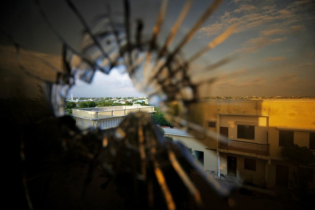 透过索马里一家酒店窗户上的弹孔，可以看到摩加迪沙北郊的天际线。（资料图）