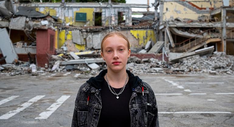 Девочка на фоне разрушенной школы в Харькове, Украина. 