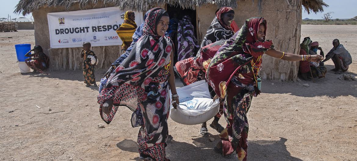 Des femmes transportent de la nourriture depuis un site de distribution du PAM dans le comté de Marsabit, dans le nord du Kenya.