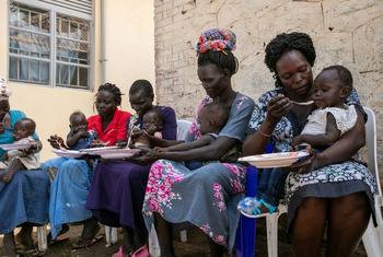 نساء يقدمن الغذاء لأطفالهن في أحد مواقع التغذية في جنوب السودان.