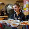 یوکرین میں حکومت کی مدد سے چلنے والے ایک ریستوران میں جنگ کی وجہ سے بے گھر ہونے والے ہزاروں افراد کو روزانہ کھانا مہیا کیا جاتا ہے۔