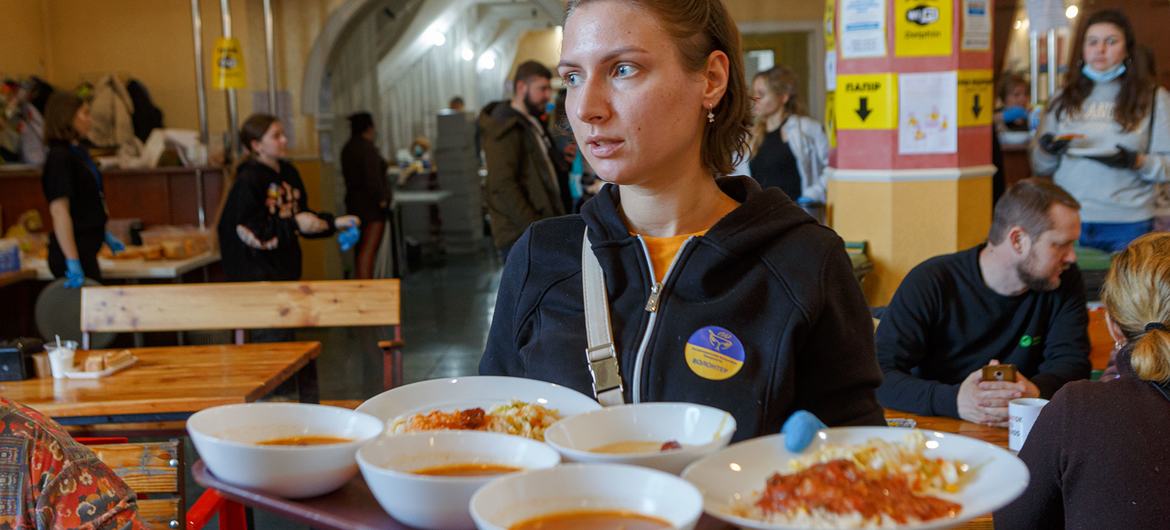 مطعم تحول إلى مطبخ للفقراء في مدينة أوزهورود، بدعم من الحكومة، يقدم آلاف الوجبات كل يوم للمشردين الأوكرانيين.