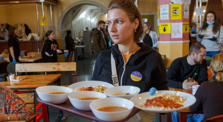 Из-за войны Украина попала в число 45 стран, нуждающихся во внешней продовольственной помощи. На фото: ресторан в Ужгороде предоставляет обеды внутренним переселенцам. 