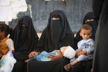 أمهات يحضرن أطفالهن إلى عيادة لعلاج سوء التغذية في تعز، اليمن