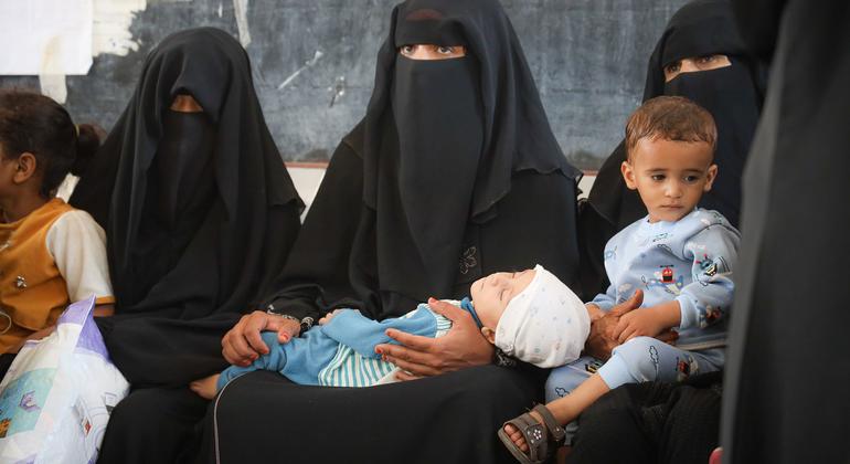 أمهات يحضرن أطفالهن إلى عيادة لعلاج سوء التغذية في تعز، اليمن