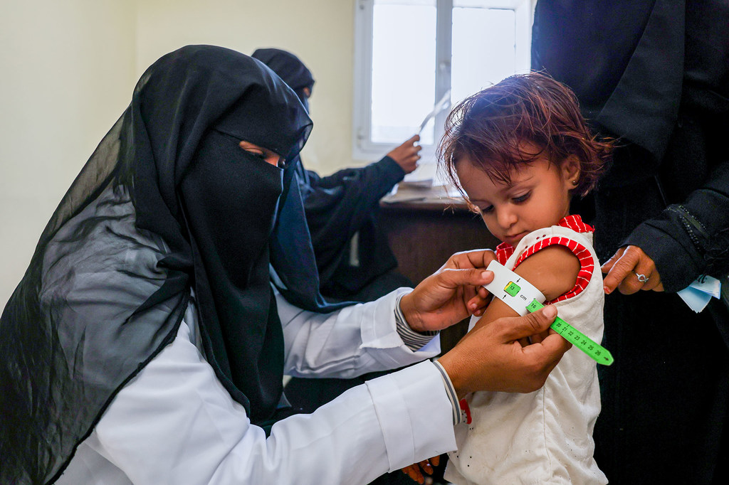 l'OIM prodigue des services à des patients dans un centre médical sur la côte ouest du Yémen.