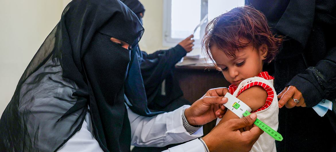 IOM verleent diensten aan patiënten in een gezondheidscentrum aan de westkust van Jemen.