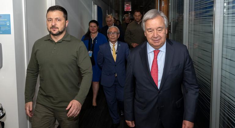 O secretário-geral António Guterres (à direita) se encontra com o presidente Volodymyr Zelenskyy da Ucrânia na sede da ONU em Nova York