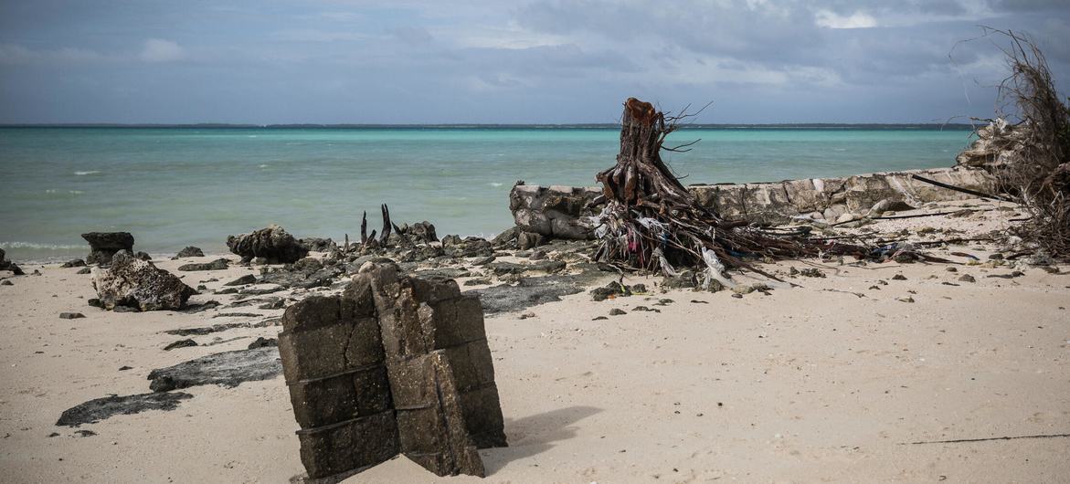 Restos de uma casa no Atol de Tarawa, Kiribati, que foi destruída pela elevação do nível do mar e por tempestades, agravadas pelas mudanças climáticas
