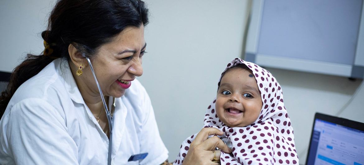 A Cobertura Universal de Saúde pode ajudar a promover o direito das crianças à saúde, eliminando barreiras aos serviços de saúde. Investir na saúde das crianças significa investir no futuro da sociedade