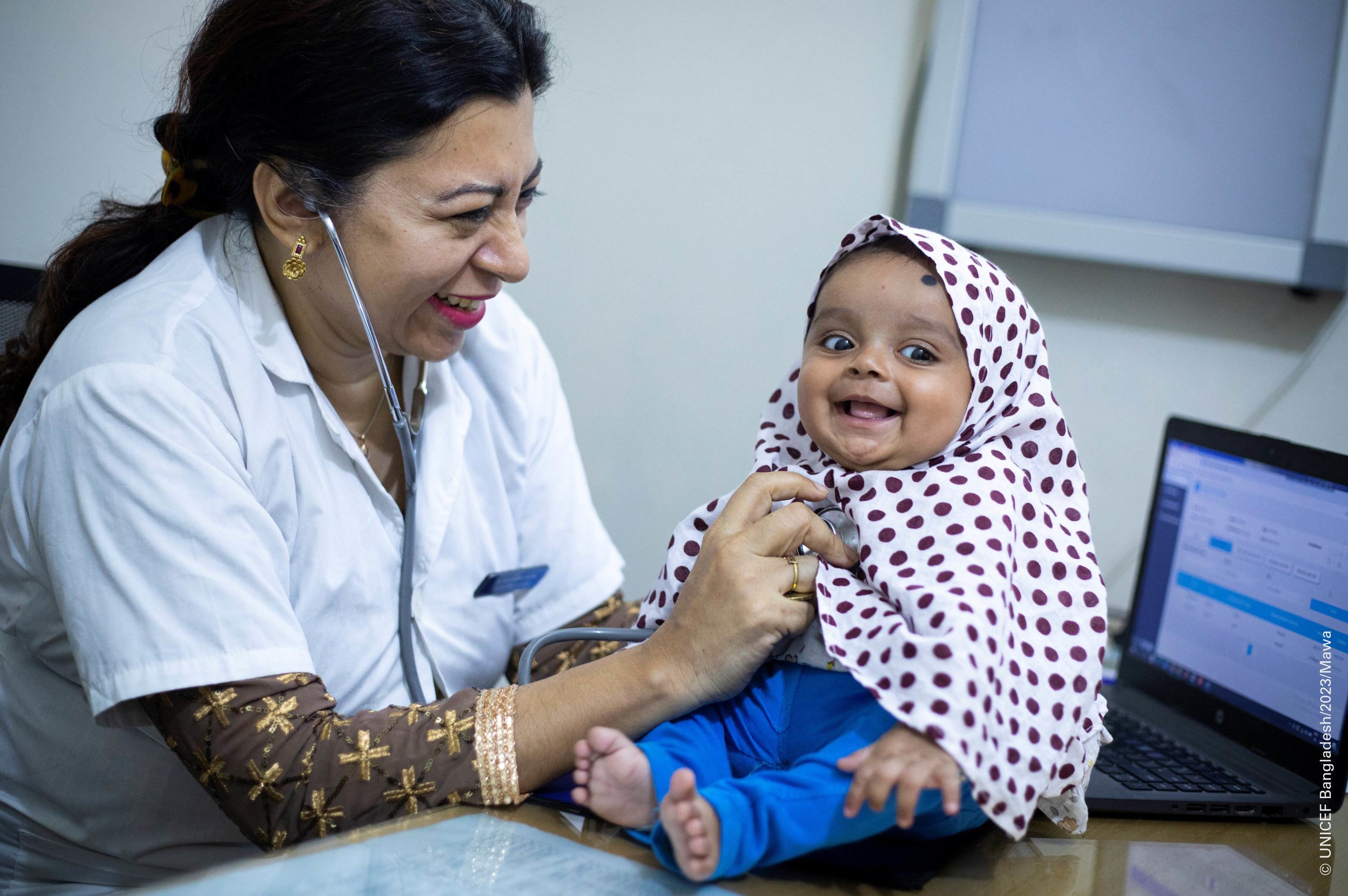 التغطية الصحية الشاملة تساعد في تعزيز حق الطفل في الصحة عن طريق إزالة العوائق التي تعترض الخدمات الصحية. 