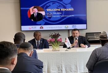 يجلس في المنصة يمينا: طه أيهان، رئيس منتدى التعاون الإسلامي للشباب.