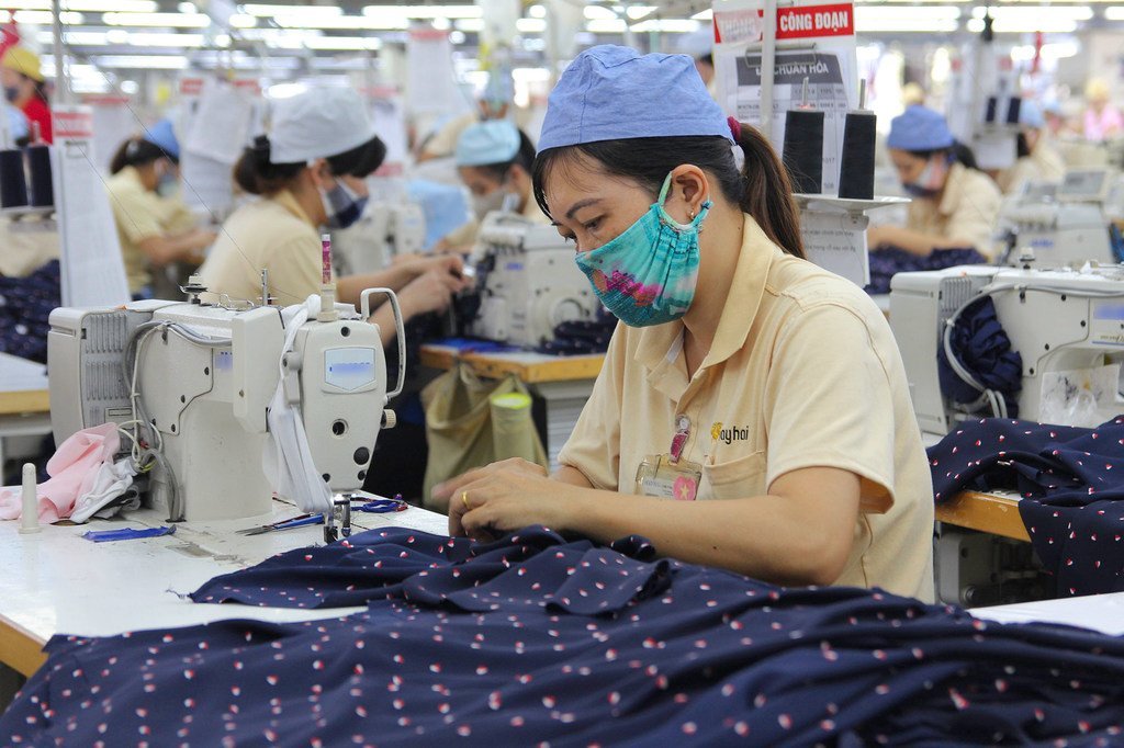 Femmes au travail dans une usine de confection à Hai Phong. Les produits vietnamiens subiront une surtaxe de 20 % aux Etats-Unis.