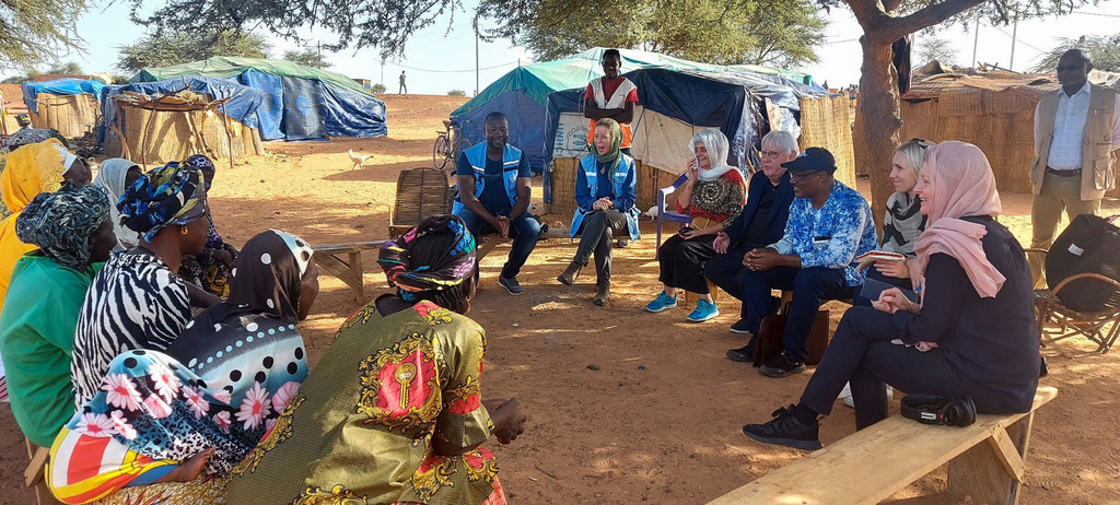 主管人道主义事务的副秘书长格里菲思在布基纳法索北部的吉博镇与流离失所者交谈。由于灾难性的冲突和气候冲击，成千上万的人来到吉博镇寻求安全。