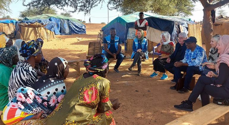 وكيل الأمين العام مارتن غريفيثس يتحدث مع النازحين في بلدة دجيبو في شمال بوركينا فاسو، حيث سعى مئات الآلاف من الأشخاص إلى الأمان بسبب النزاع المدمر وتغير المناخ.