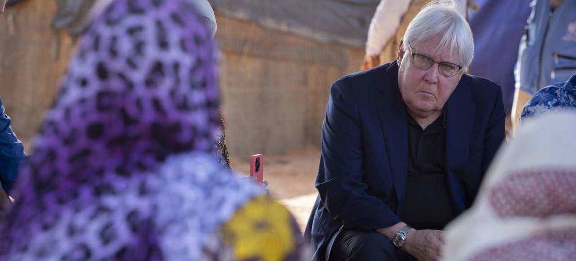 Le chef de l'humanitaire de l'ONU, Martin Griffiths, parle à des déplacés à Djibo, au Burkina Faso.