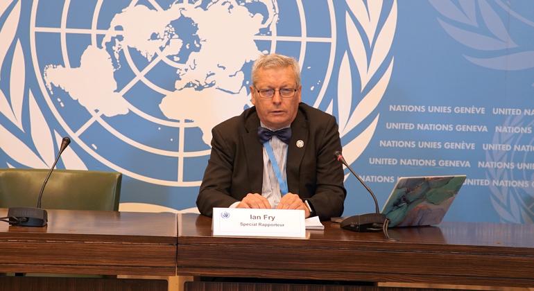 Ian Fry, Special Rapporteur on the promotion and protection of human rights in the context of climate change, briefs journalists at the UN Office in Geneva.