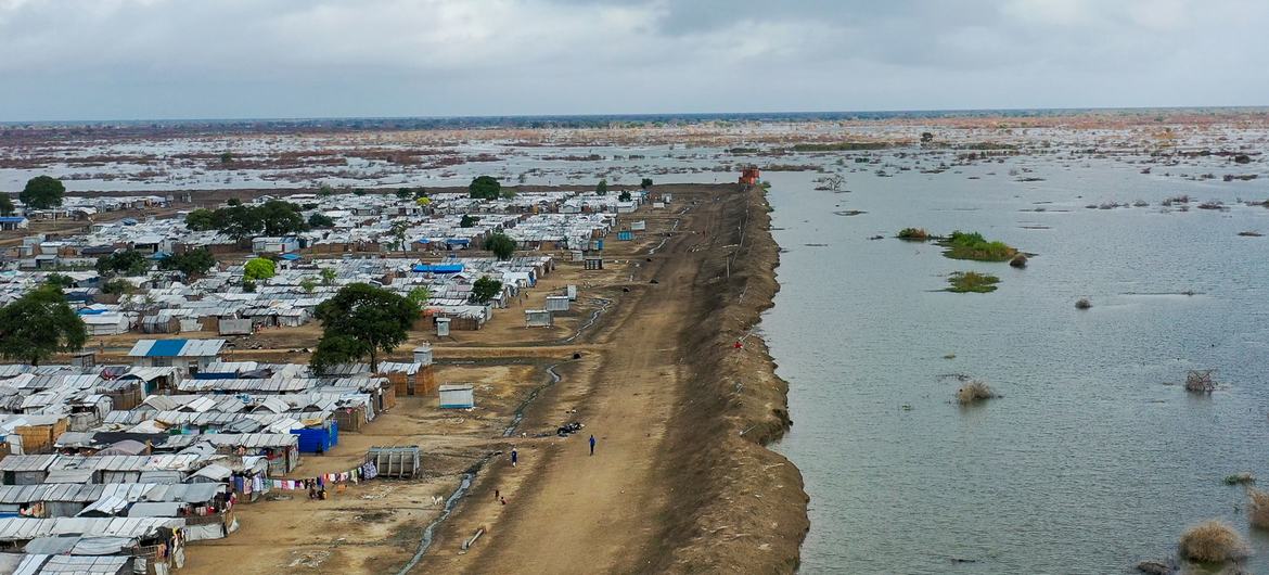 في ولاية الوحدة بجنوب السودان، أصبحت العاصمة بنتيو جزيرة محاطة بمياه الفيضانات.