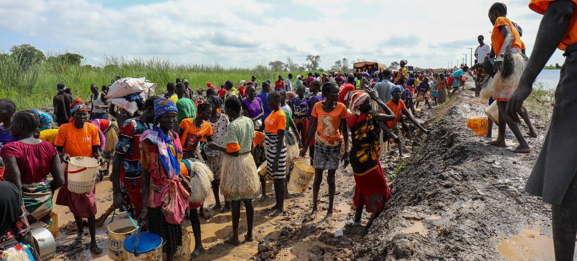 نساء يمهدن طريقًا في بانتيو، جنوب السودان، حيث يعاني ثلثا البلاد حالياً من فيضانات.