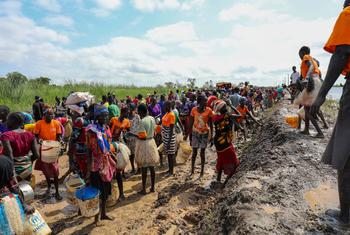 نساء يمهدن طريقًا في بانتيو، جنوب السودان، حيث يعاني ثلثا البلاد حالياً من فيضانات.