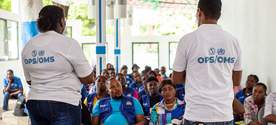 Des employés de la branche régionale de l'OMS forment des agents de santé communautaires sur l'identification et la prévention du choléra.