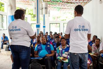 Des employés de la branche régionale de l'OMS forment des agents de santé communautaires sur l'identification et la prévention du choléra.