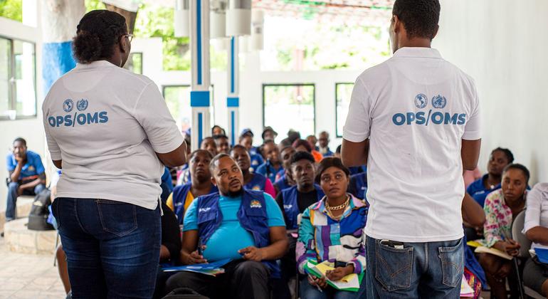 El personal de la OPS capacita a los trabajadores de salude en el diagnóstico y prevención del cólera.