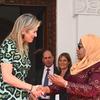 Malkia Maxima wa Uholanzi akipeana mkono na Rais wa Tanzania Samia Suluhu Hassan wakati wa ziara rasmi.