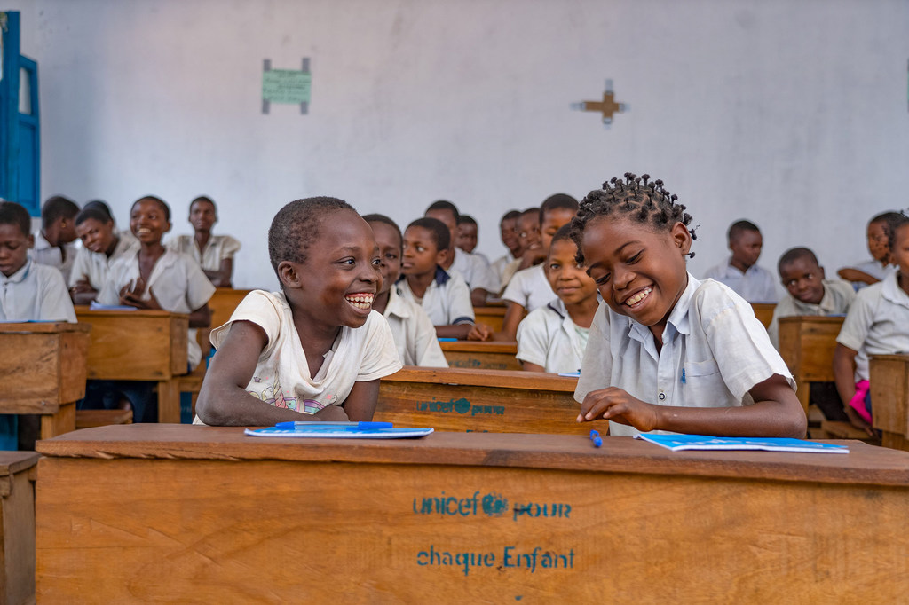 Des écoliers dans leur classe qui a été reconstruite après avoir été détruite par des combats dans la province du Kasaï oriental; en République démocratique du Congo.