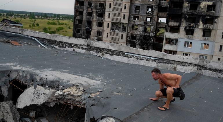 في إحدى ضواحي مدينة خاركيف بأوكرانيا، يتفقد رجل الأضرار التي لحقت بسطح مجمع سكني دمرته القصف المدفعي والغارات الجوية.