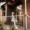 在乌克兰基辅州希贝内，一名孕妇坐在自家门外。她的家在轰炸中起火，现已是残垣断壁。