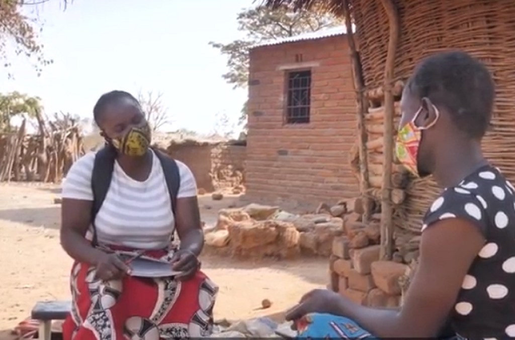 Lilian Phiri, membre du comité d'assistance sociale de la communauté de Kagoro, en Zambie, s'entretient avec Susan Banda, bénéficiaire du programme de l'UNFPA et de l'UNICEF visant à mettre fin au mariage des enfants en Zambie par le biais de la gestion …