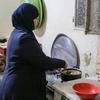 No Líbano, refugiada síria cozinha comida comprada com ajuda em dinheiro do PMA