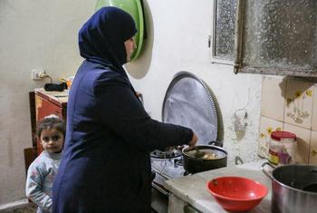 No Líbano, refugiada síria cozinha comida comprada com ajuda em dinheiro do PMA