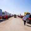 شاحنات تحمل مساعدات إنسانية تنتظر السماح لها بدخول غزة عبر معبر رفح المصري.