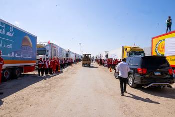 Camiones con ayuda humanitaria esperan para entrar en Gaza desde Egipto a través de Rafah.