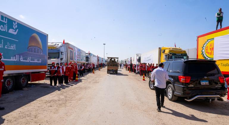 Camiones con ayuda humanitaria esperan para entrar en Gaza desde Egipto a través de Rafah.