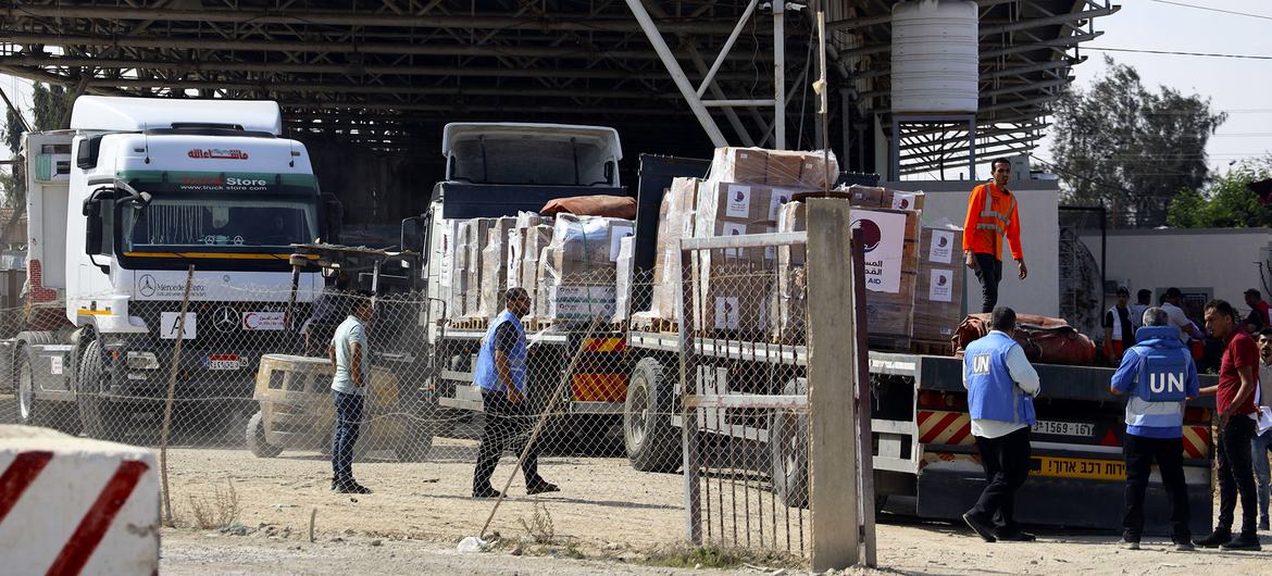 Los convoyes de ayuda entran en la Franja de Gaza a través del paso fronterizo de Rafah.