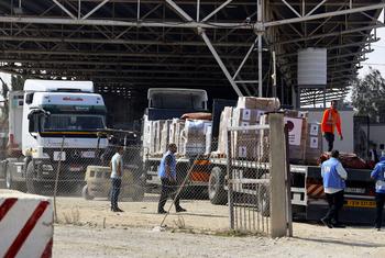Грузовики с гуманитарной помощью въезжают в сектор Газа.