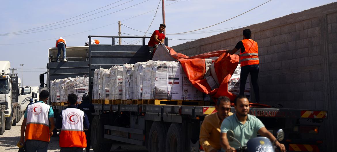 Israel-Palestina: Camiones con ayuda humanitaria se preparan para entrar en Gaza a través de Rafah.