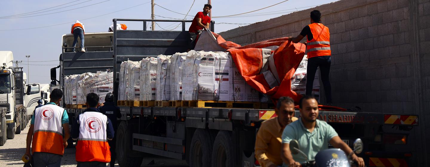 运送人道主义援助物资的车队准备通过拉法口岸进入加沙。
