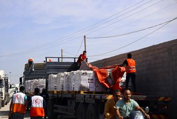 Camiones con ayuda humanitaria se preparan para entrar en Gaza a través de Rafah.