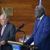 O Secretário-Geral da ONU, António Guterres, e Moussa Faki Mahamat, Presidente da Comissão da União Africana, realizam uma conferência de imprensa conjunta em pódios em Adis Abeba, Etiópia.