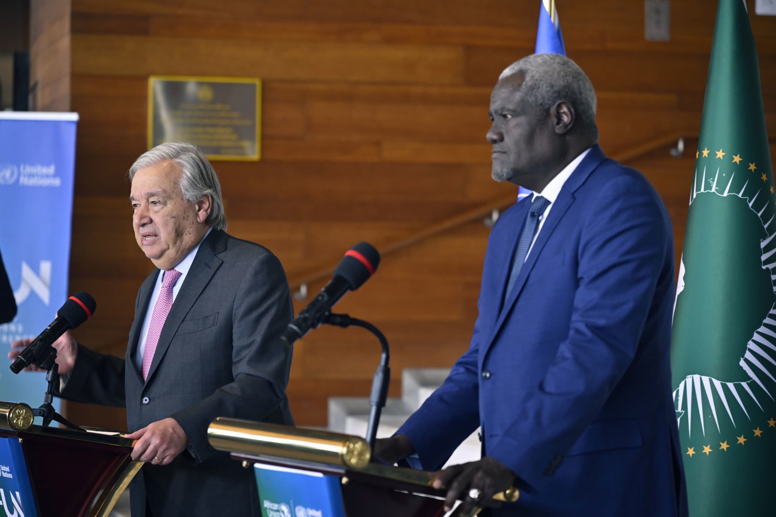 Katibu Mkuu UN António Guterres na Moussa Faki Mahamat, Mwenyekiti wa Kamisheni ya Umoja wa Afrika, wafanya mkutano na waandishi wa habari katika viwanja vya jukwaa mjini Addis Ababa, Ethiopia.