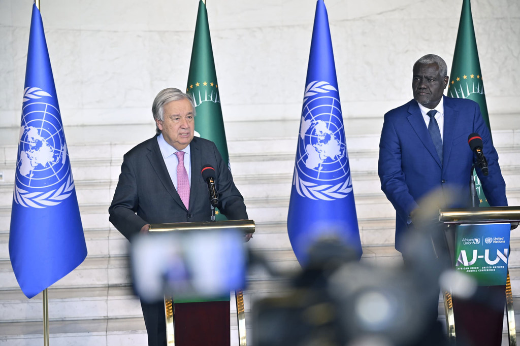 Katibu Mkuu UN António Guterres na Moussa Faki Mahamat, Mwenyekiti wa Kamisheni ya Umoja wa Afrika, wafanya mkutano na waandishi wa habari katika viwanja vya jukwaa mjini Addis Ababa, Ethiopia.