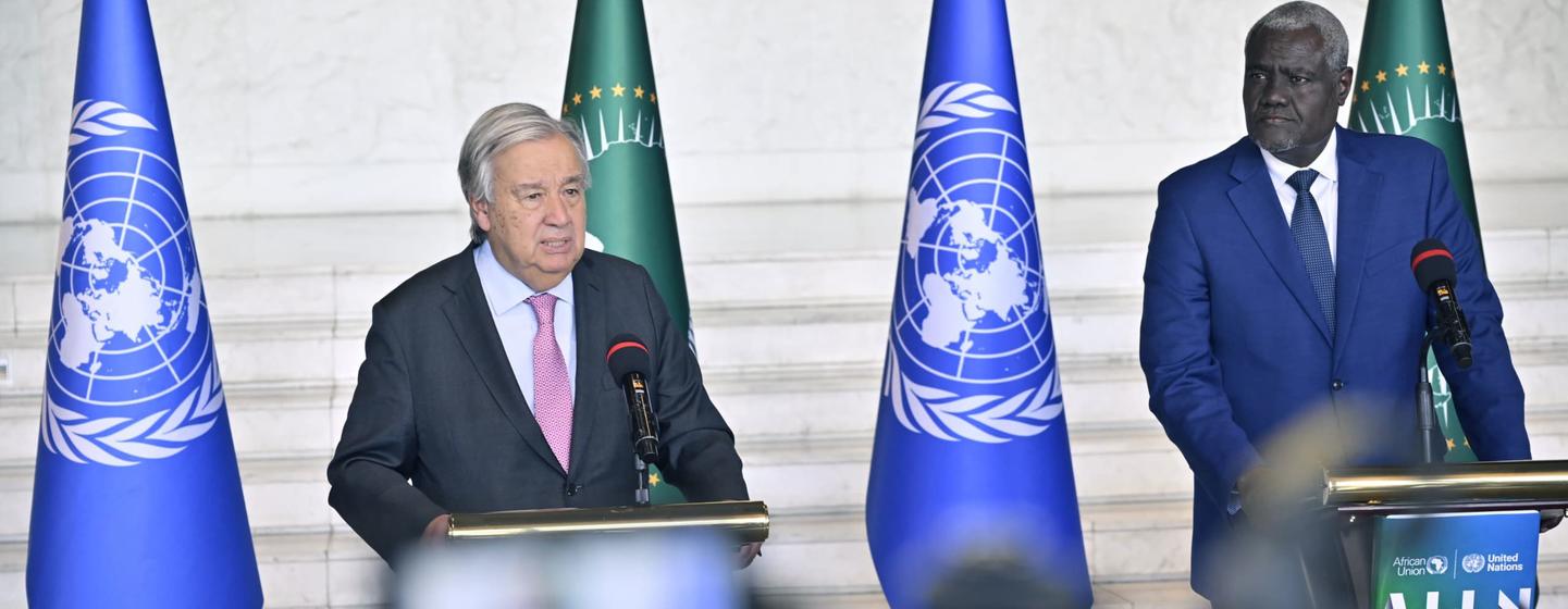 Le Secrétaire général de l'ONU, António Guterres (à gauche) et Moussa Faki Mahamat, Président de la Commission de l'Union africaine, tiennent une conférence de presse conjointe à Addis-Abeba, en Éthiopie.