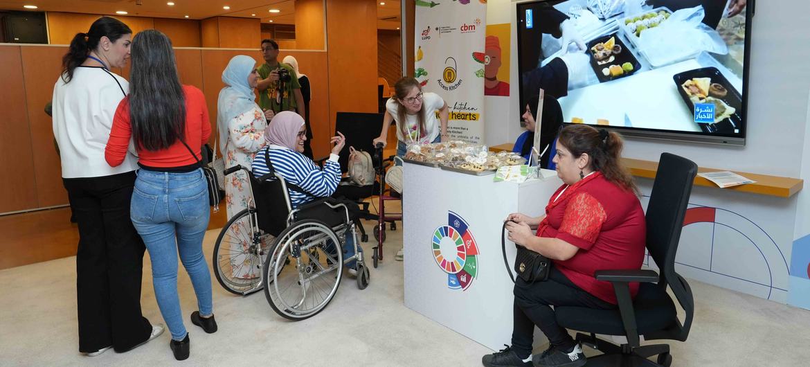 Mulheres e um homem em cadeira de rodas participam de uma conferência sobre emprego inclusivo na sede da ONU em Beirute, Líbano.