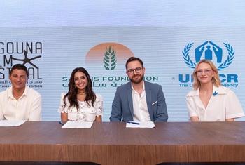 كيت بلانشيت (اليمين) سفيرة النوايا الحسنة العالمية لمفوضية الأمم المتحدة لشؤون اللاجئين، خلال توقيع مذكرة التفاهم في مهرجان الجونة السينمائي.