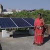 Gadvi Kailashben, une veuve âgée de 42 ans, vit à Modhera, le premier village d'Inde alimenté à l'énergie solaire.