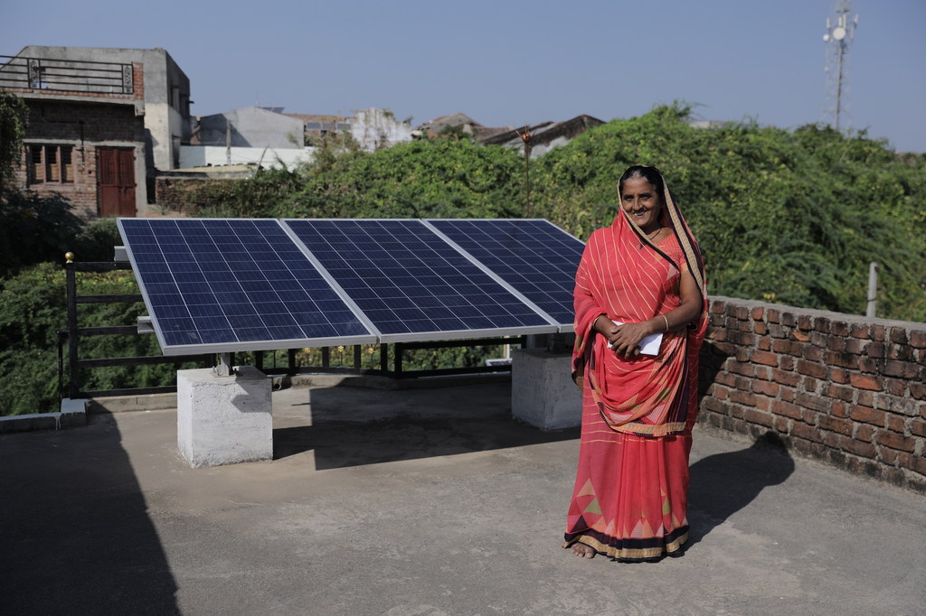 Gadvi Kailashben, une veuve âgée de 42 ans, vit à Modhera, le premier village d'Inde alimenté à l'énergie solaire.